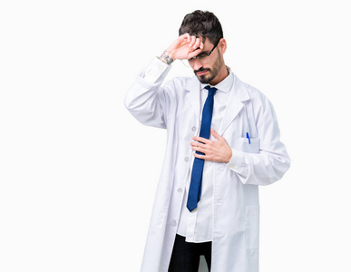 年轻的职业科学家，穿着白色外套，在孤立的背景下触摸前额，以治疗疾病流感和感冒病毒