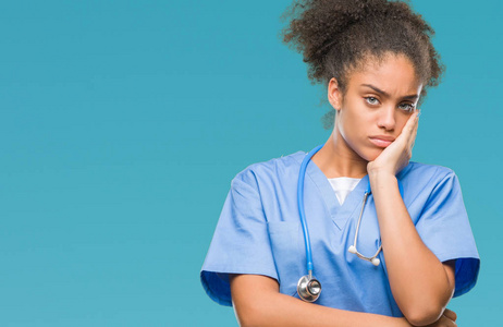 年轻的AFRO美国医生女人，在孤立的背景下，认为累了，厌倦了交叉双臂的抑郁问题。