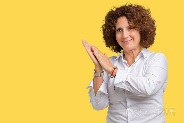 美丽的中老年妇女在孤立的背景下鼓掌鼓掌快乐的微笑自豪的双手在一起