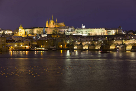 夜晚，五彩缤纷的白雪皑皑的圣诞节布拉格小镇，哥特式城堡和捷克共和国查尔斯桥