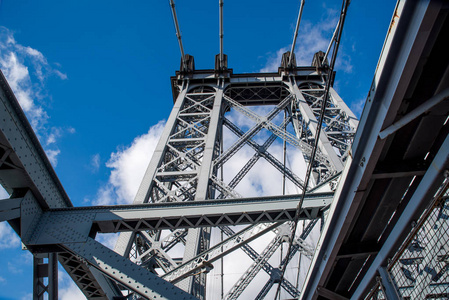 纽约美国2018年12月3日威廉斯堡大桥是美国纽约市东河的一座悬索桥