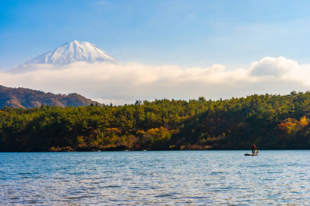 秋季日本大林湖边有船和枫叶树的富士山美景