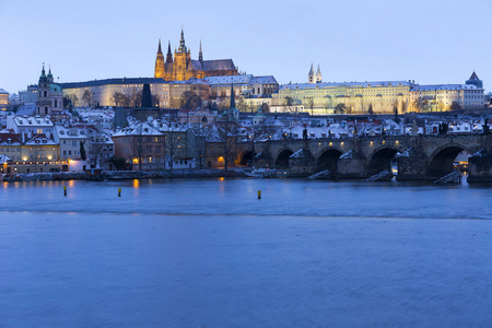 夜晚，五彩缤纷的白雪皑皑的圣诞节布拉格小镇，哥特式城堡和捷克共和国查尔斯桥