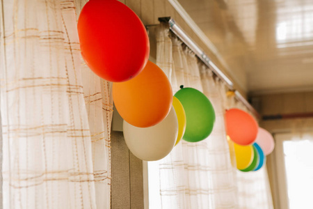 在村子里度假的房间里有五颜六色的气球