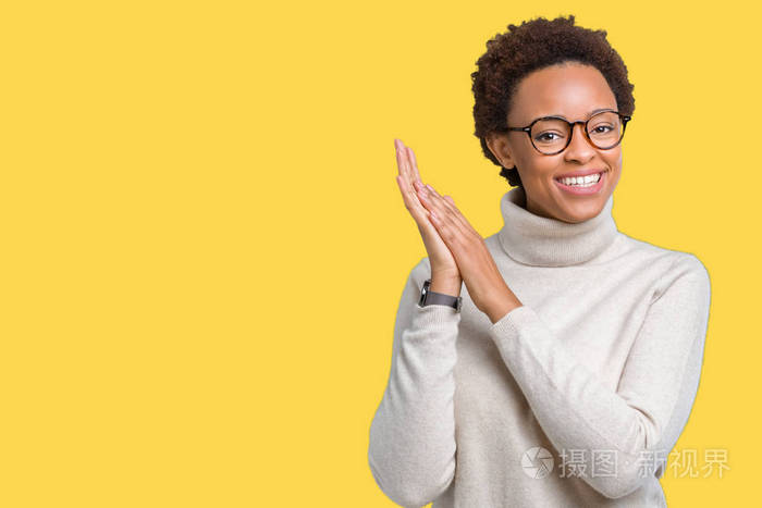 在孤立的背景下鼓掌,鼓掌,快乐和快乐的微笑,自豪的双手在一起