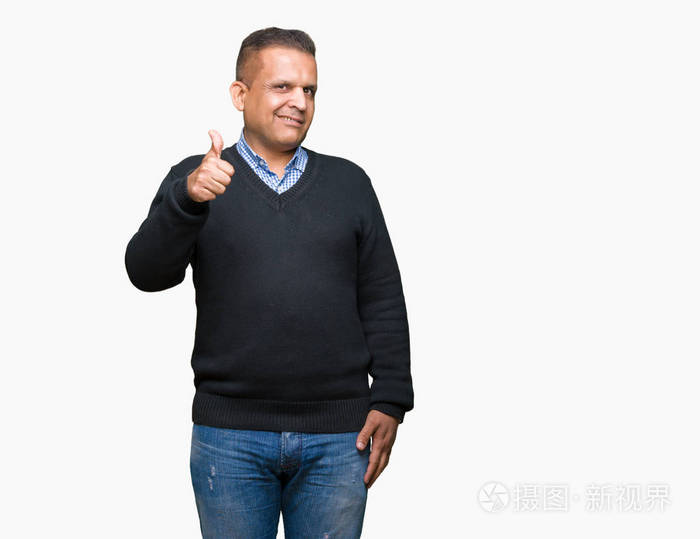 英俊的中年男人在孤立的背景下用手做快乐的竖起大拇指的手势赞许的