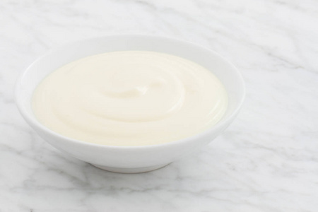 卡拉拉大理石台面上华丽的希腊酸奶