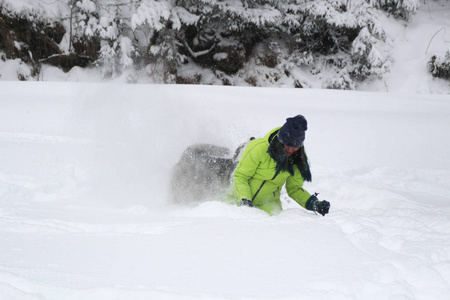 哈斯基在树林里和一个女孩玩。 狗在雪地里跑。 在雪地里淹死在树林里。 哈士奇旅行。 雪和冬天。 和女人玩狗游戏