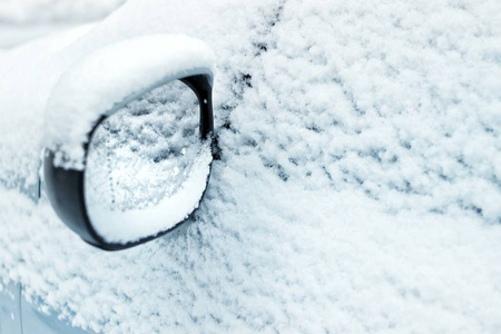 雪覆盖的车窗和后视镜带来的汽车由雪带来, 与大雪, 特写照片