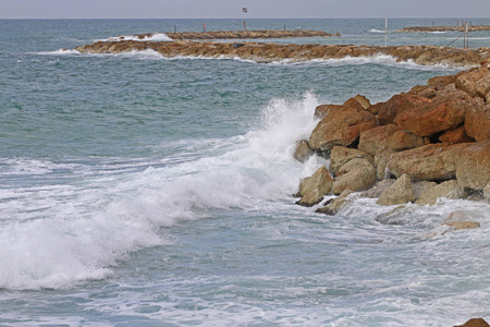 海洋是岩石的海岸