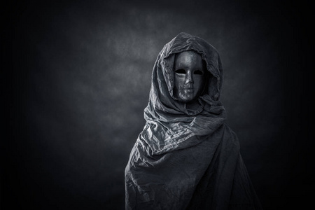 鬼影戴着兜帽斗篷的可怕身材穿着斗篷的幽灵怪物戴着兜帽斗篷的可怕