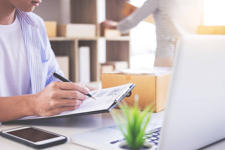 商务网上商务概念创业小企业主在工作场所使用计算机.