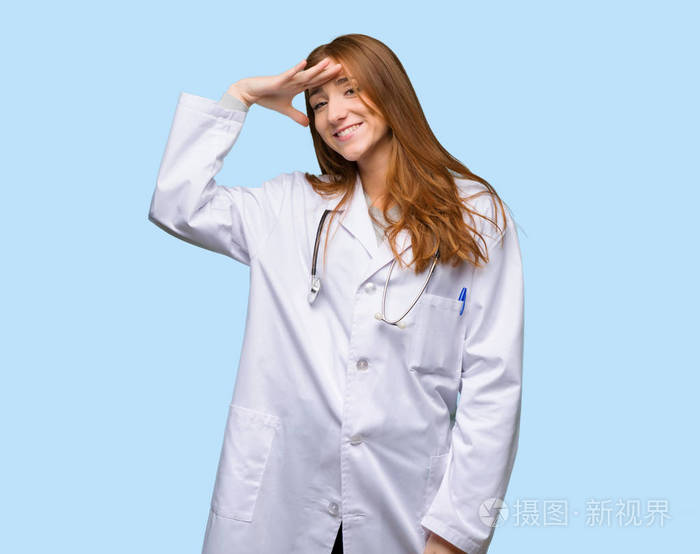 红发医生女士用手在蓝色背景上敬礼