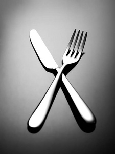 黑色的叉子和刀