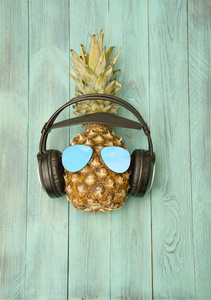 海滩上的菠萝听音乐