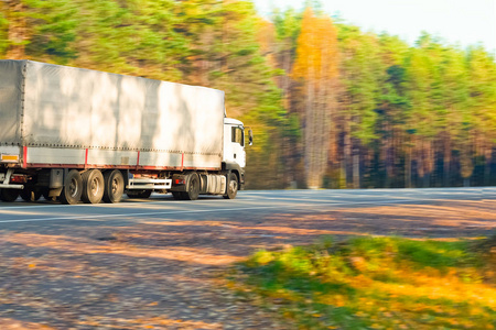 卡车在晴朗的秋日上路