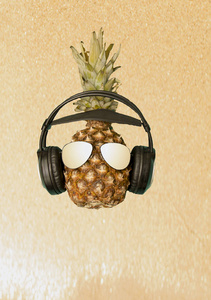 海滩上的菠萝听音乐