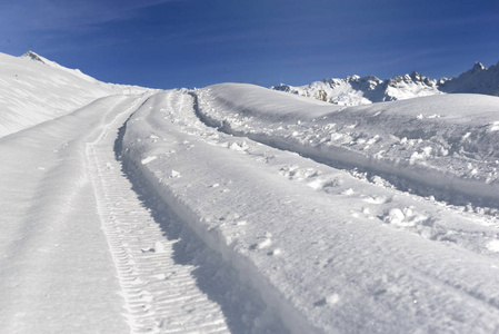 在山上覆盖着新雪的道路上的足迹