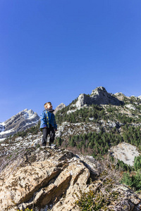 山顶上的小登山者图片