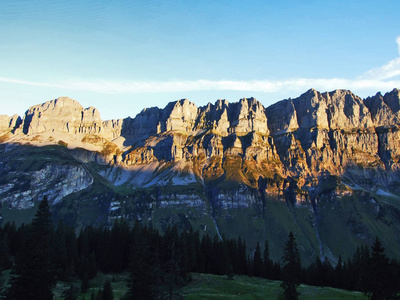 瑞士阿尔卑斯山瑞士乌里州的细长峰Jegerstock景观