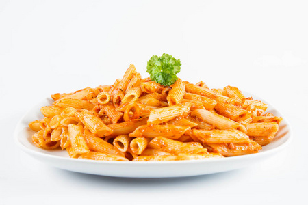 的佩妮奥利维尔色拉与鲑鱼装饰豌豆和欧芹在白色盘子胡萝卜和芹菜汁