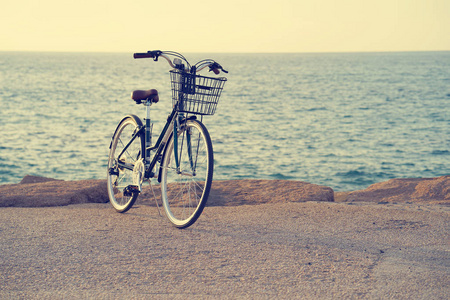 停在海滩上的自行车。 海边的复古自行车。 在海平线的背景上骑自行车。