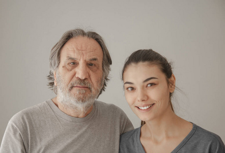 一位老人和一位年轻女子的灰色背景画像