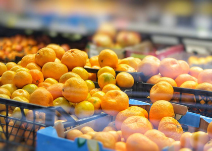 市场上出售新鲜水果橘子和橙子