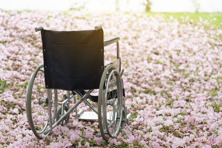 停在医院治疗和医学概念的空轮椅