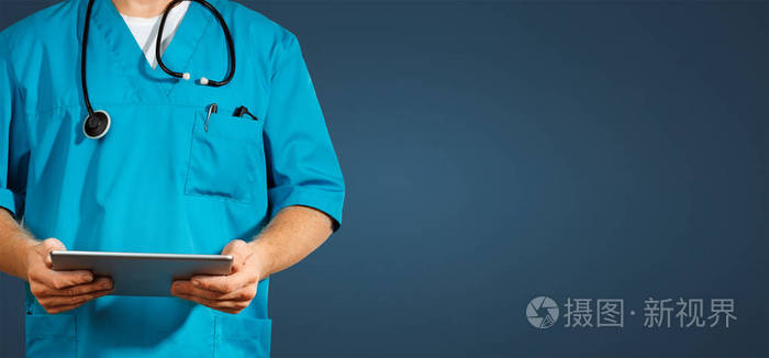 无法辨认的医生使用数字平板电脑. 蓝色背景下的诊断和现代技术