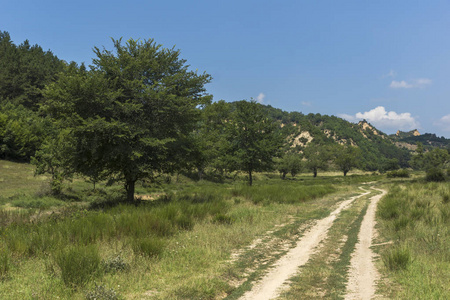 保加利亚布拉戈夫格勒地区Pirin山Zlatolist村和Melnik沙金字塔附近的夏季景观