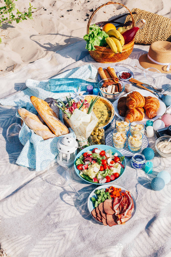 美味的食物和配件户外夏季或春季野餐.在海滩吃午饭.