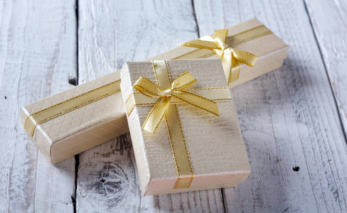 拆开的礼盒图片