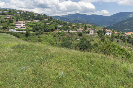 保加利亚布拉戈夫格勒地区Gega村和Ograzhden山全景