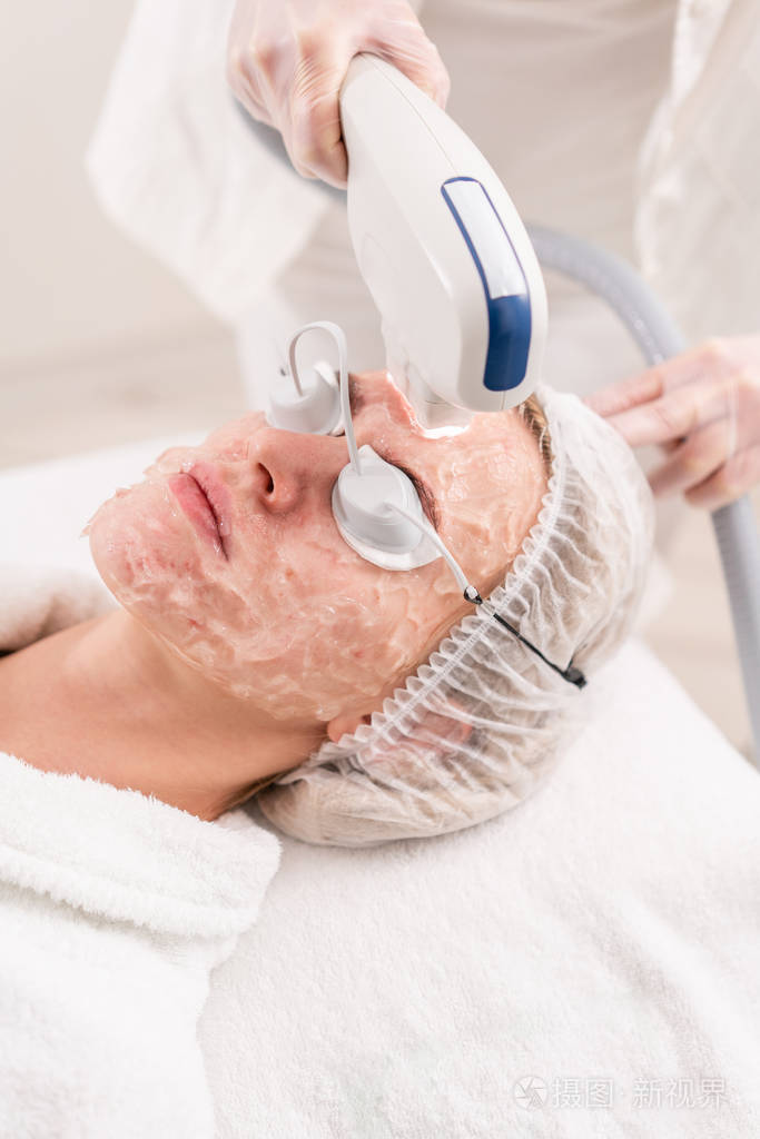 在美容诊所进行激光面部皮肤治疗.硬件美容