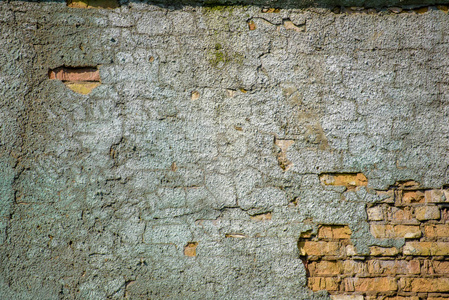 旧砖墙和石膏。红砖和灰色粉刷石膏。古老的老式墙。照片背景。水泥中的裂缝..从一块砖头上的资本围栏。