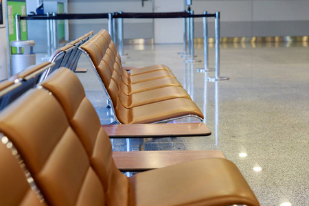 国际机场机场机场大厅出发门的空座椅。