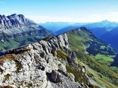 位于瑞士格拉鲁斯州林塔尔山谷上方的ortstock和fisetengrat峰的景观