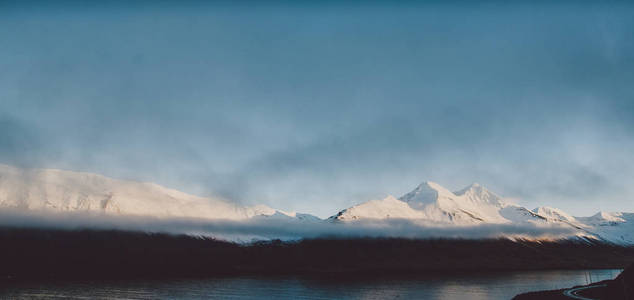 雪山和大海景观的美丽景象。