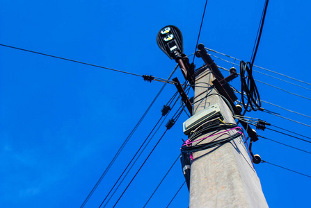 蓝天上的电柱。 室外景观。 电力支柱。 电力线输电线路和蓝天。 电线杆。