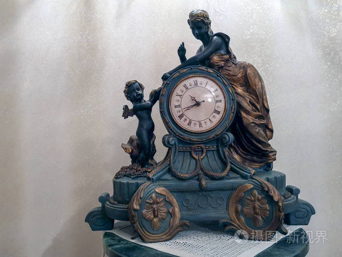 一个美丽的古董钟,显示一天中的时间.