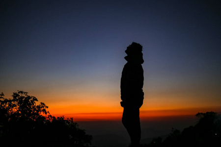 抬头看天空图片