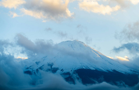 富士山，积雪覆盖日本最高地标