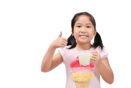 可爱的亚洲女孩喝新鲜牛奶，分离在白色背景生长和健康康塞普。