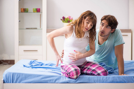 怀孕的妇女与丈夫在卧室