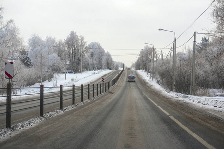 汽车在乡村道路上的形象