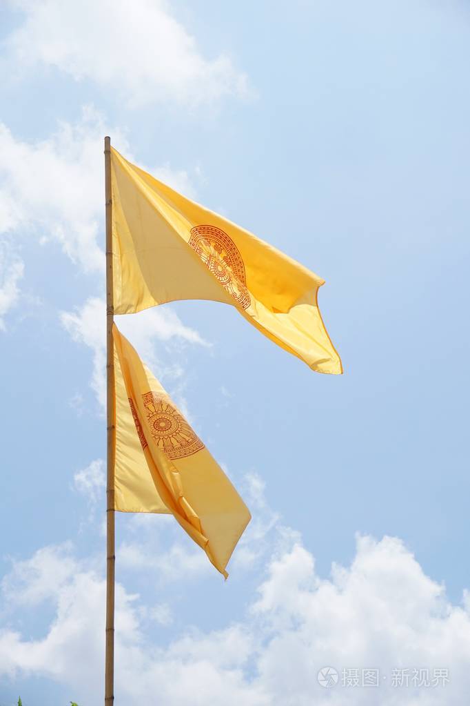 蓝天上的佛教黄旗