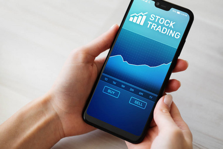 智能手机屏幕上的移动交易应用程序与股票市场图表。外汇投资业务技术理念