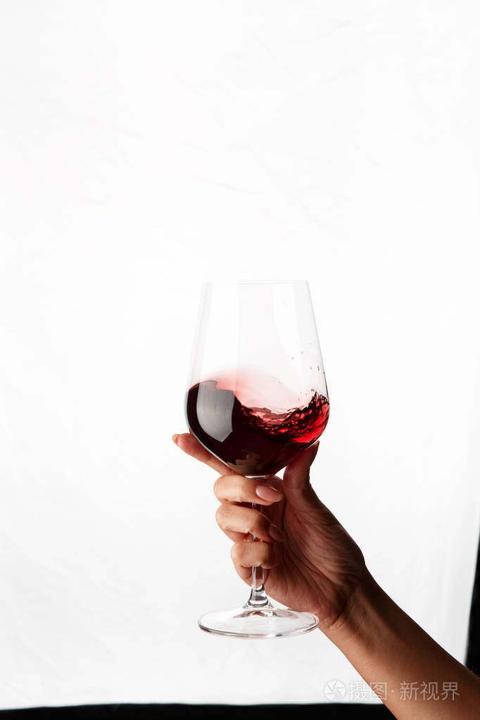 手握一杯红酒
