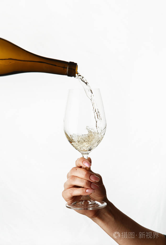 把白酒倒在玻璃杯里